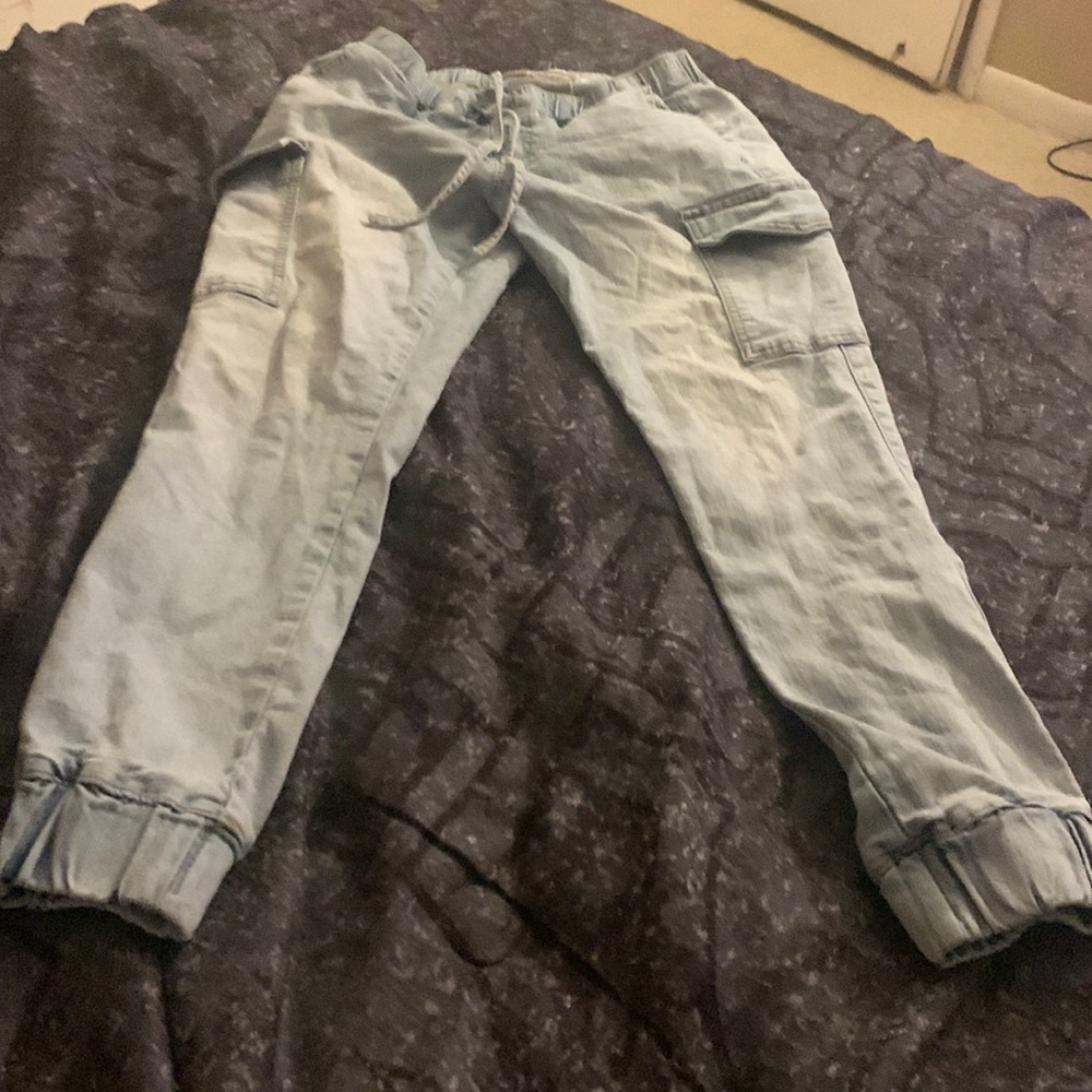 Jeans with pickets on the sides